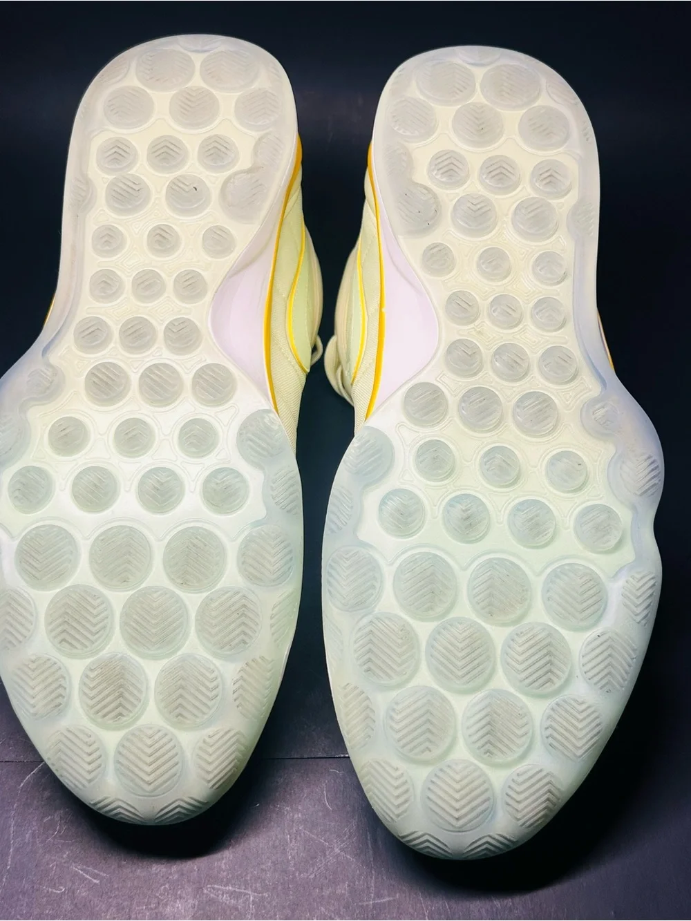 Nike Men’s Sneakers Yellow Volt Low Top Athletic Shoes Size 12 D9405-302